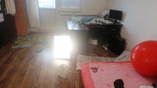 Amateur-Ehefrau hat Spaß beim Anprobieren von Kleidung, die sie zerschneidet.