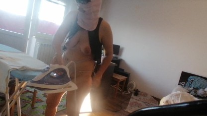 Moglie amatoriale che fa i lavori domestici nuda. Milf con la figa pelosa e un gran culo.