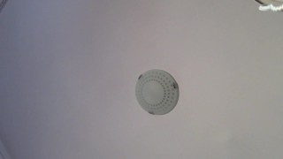 Amateur-Ehefrau macht nackt Hausarbeit. Milf mit behaarter Muschi, großem Arsch.