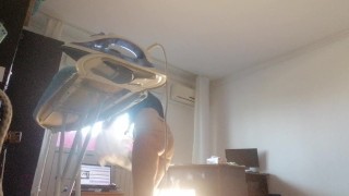 Femme amateur faisant le ménage nue. Latine à la chatte poilue et au gros cul.