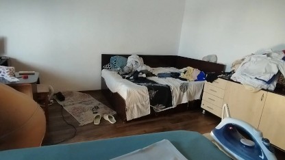 Latina sexy nuda in cucina. Moglie sexy nuda prepara da mangiare in cucina.