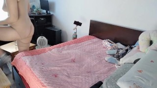 Moglie amatoriale si diverte a provare i vestiti che taglia.