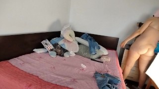 Moglie amatoriale si diverte a provare i vestiti che taglia.