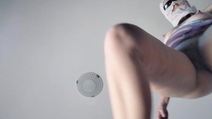 Moglie amatoriale fa i lavori domestici nuda. Latina con figa pelosa e culo grosso.