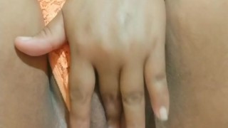 Después de clases y aún con el uniforme puesto empecé a practicar para que me coja ni novio