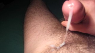 Seul, j'avais trop envie de me masturber. Mon sperme coule a flot le long de ma