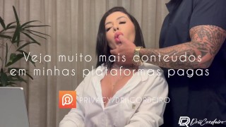 Secretária safada faz boquete em patrão casado e transa na mesa do escritório