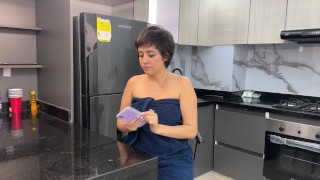 Pido un domicilio por algo de tomar pero me gusta mas la enorme y rica verga del domiciliario.