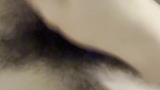 Le jeune kyven kross ce fait un petit plaisir solo après une longue journée de travail