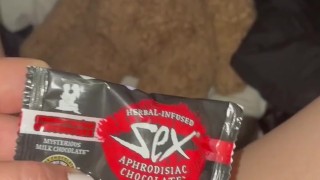 SNICKERS CHOCOLATE IN TEEN PINK PUSSY-KINKY PORN-FOOD FETISH-ARABIAN SNOWWHITE-BEST AMATEUR USA LA G