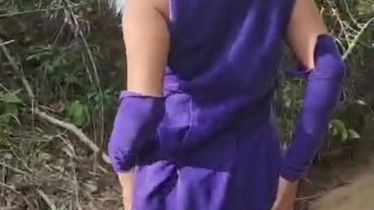 Hot cosplay chica Otaku Gaby senpai se desnuda en el bosque